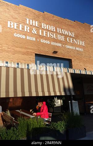 Trinken Sie ein Bier im Bob Hawke Beer and Leisure Centre (Hawke's Brewery), Marrickville, Sydney, NSW, Australien. Kein MR oder PR Stockfoto