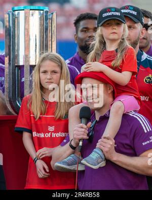 Limerick, Irland. 30. Mai 2023. Keith Earls feiert am 29. Mai 2023 beim Munster Rugby Homecoming im Thomond Park Stadium in Limerick, Irland (Foto: Andrew SURMA/Credit: SIPA USA/Alamy Live News Stockfoto