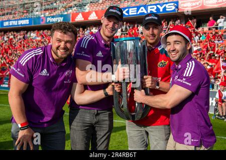 Limerick, Irland. 29. Mai 2023. Münster-Spieler feiern am 29. Mai 2023 mit der Trophäe beim Munster Rugby Homecoming im Thomond Park Stadium in Limerick, Irland (Foto: Andrew SURMA/Credit: SIPA USA/Alamy Live News Stockfoto