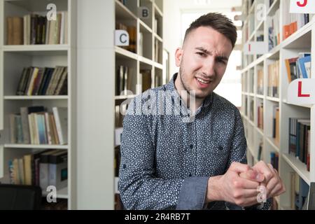 Mann mit Hand und Finger in Pain​ mit roter Markierung Stockfoto