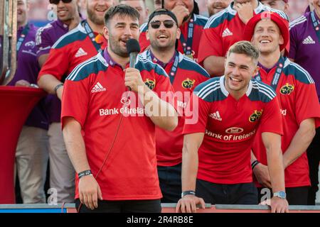 Limerick, Irland. 30. Mai 2023. John Hodnett mit Mikrofon beim Münster-Rugby-Homecoming im Thomond Park Stadium in Limerick, Irland, am 29. Mai 2023 (Foto: Andrew SURMA/Credit: SIPA USA/Alamy Live News Stockfoto