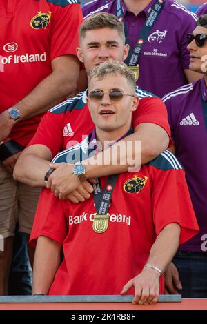 Limerick, Irland. 30. Mai 2023. Jack Crowley und Craig Casey während des Munster Rugby Homecoming im Thomond Park Stadium in Limerick, Irland, am 29. Mai 2023 (Foto: Andrew SURMA/Credit: SIPA USA/Alamy Live News Stockfoto