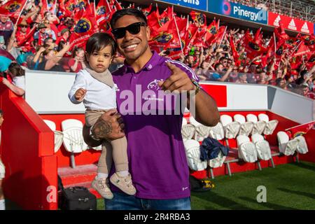 Limerick, Irland. 29. Mai 2023. Malakai Fekitoa mit seiner Tochter während des Munster Rugby Homecoming im Thomond Park Stadium in Limerick, Irland, am 29. Mai 2023 (Foto: Andrew SURMA/Credit: SIPA USA/Alamy Live News Stockfoto