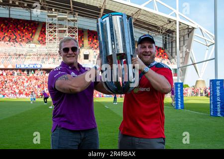 Limerick, Irland. 29. Mai 2023. Keynan Knox und Jeremy Loughman mit der Trophäe beim Munster Rugby Homecoming im Thomond Park Stadium in Limerick, Irland am 29. Mai 2023 (Foto: Andrew SURMA/Credit: SIPA USA/Alamy Live News Stockfoto