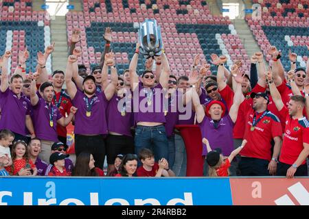 Limerick, Irland. 30. Mai 2023. Münster-Spieler feiern am 29. Mai 2023 mit einer Trophäe beim Munster Rugby Homecoming im Thomond Park Stadium in Limerick, Irland (Foto: Andrew SURMA/Credit: SIPA USA/Alamy Live News Stockfoto