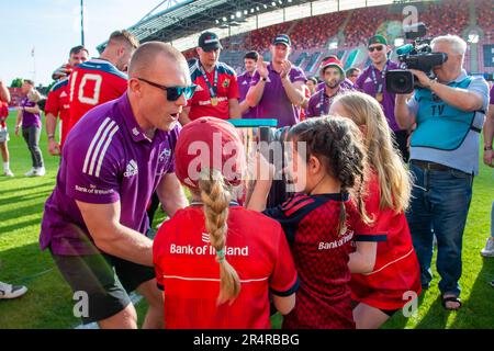 Limerick, Irland. 29. Mai 2023. Keith Earls mit der Trophäe und seinen Kindern beim Munster Rugby Homecoming im Thomond Park Stadium in Limerick, Irland, am 29. Mai 2023 (Foto: Andrew SURMA/Credit: SIPA USA/Alamy Live News Stockfoto