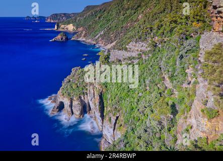 Lange Exposition einer Meereshöhle unter Meeresklippen vom Waterfall Bay Wanderweg mit Blick auf Cape Huay im Tasman-Nationalpark, Tasmanien, Australien Stockfoto