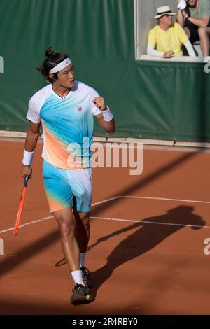 Paris, Frankreich. 29. Mai 2023. Zhang Zhizhen aus China feiert beim französischen Open-Tennisturnier Roland Garros in Paris am 29. Mai 2023 die erste Runde der Männer-Singles gegen Susan Lajovic aus Serbien. Kredit: Julien Mattia/Xinhua/Alamy Live News Stockfoto