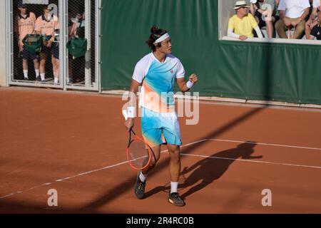 Paris, Frankreich. 29. Mai 2023. Zhang Zhizhen aus China feiert beim französischen Open-Tennisturnier Roland Garros in Paris am 29. Mai 2023 die erste Runde der Männer-Singles gegen Susan Lajovic aus Serbien. Kredit: Julien Mattia/Xinhua/Alamy Live News Stockfoto