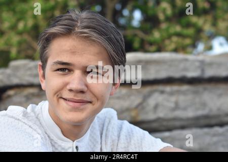 Strahlendes Smile Portrait eines glücklichen Teenagers, der in die Kamera schaut Stockfoto