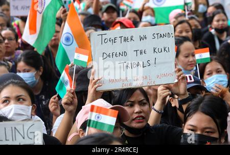 Während des Protests gegen die Ermordung gewalttätiger Stämme von Manipur, dem „Kuki-Stamm“, wurde der nordöstliche Bundesstaat Manipur, Neu-Delhi, mit indischen Flaggen und Plakaten erschüttert. Am 3 2023. Mai brach ein ethnischer Konflikt zwischen dem nicht-Stammesvolk Meitei und dem Stammesvolk Kuki aus. Manipur Chief Minister Biren Singh behauptete, dass bis jetzt fast 40 Terroristen, die gegen Zivilisten gerichtet sind, von den Sicherheitskräften getötet worden seien. Die Gewalt tötete mehr als 60 Menschen und verletzte mindestens weitere 231 und 1.700 Häuser, einschließlich religiöser Orte, die während der Gewalt verbrannt wurden. Dem Vernehmen nach wurden mehr als 40.000 in t verdrängt Stockfoto