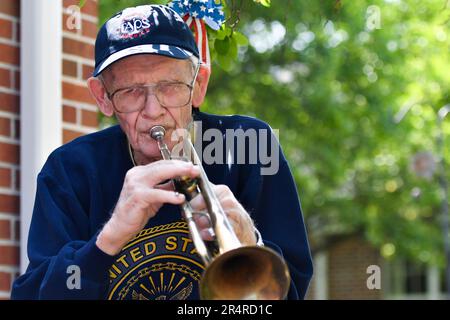 Wilkes Barre, Usa. 29. Mai 2023. Bobby Baird, 93, spielt Taps im Garden Nursing Center um 3pm Uhr am Memorial Day für Taps Across America, A National Moment of Remembrance. Baird nimmt seit Beginn der Veranstaltung im Jahr 2000 an der jährlichen Veranstaltung Teil. Bobby Baird war das jüngste Mitglied der US Navy Band, während er von 1948 bis 52 spielte. Als er gefragt wurde, wie oft er Taps gespielt hat, sagte er: „Zu oft möchte ich mich erinnern“. Kredit: SOPA Images Limited/Alamy Live News Stockfoto