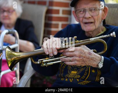 Wilkes Barre, Usa. 29. Mai 2023. Bobby Baird, 93, hält seine Trompete hoch, während er darüber nachdenkt, wie alt sie im Garden Nursing Center um 3pm Uhr am Memorial Day for Taps Across America, A National Moment of Remembrance ist. Baird nimmt seit Beginn der Veranstaltung im Jahr 2000 an der jährlichen Veranstaltung Teil. Bobby Baird war das jüngste Mitglied der US Navy Band, während er von 1948 bis 52 spielte. Als er gefragt wurde, wie oft er Taps gespielt hat, sagte er: „ Zu oft möchte ich mich erinnern. Kredit: SOPA Images Limited/Alamy Live News Stockfoto