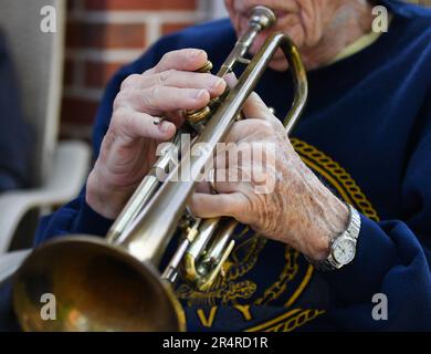 Wilkes Barre, Usa. 29. Mai 2023. Bobby Baird, 93, spielt Taps im Garden Nursing Center um 3pm Uhr am Memorial Day für Taps Across America, A National Moment of Remembrance. Baird nimmt seit Beginn der Veranstaltung im Jahr 2000 an der jährlichen Veranstaltung Teil. Bobby Baird war das jüngste Mitglied der US Navy Band, während er von 1948 bis 52 spielte. Als er gefragt wurde, wie oft er Taps gespielt hat, sagte er: „Zu oft möchte ich mich erinnern“. Kredit: SOPA Images Limited/Alamy Live News Stockfoto