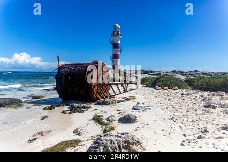 Panoramablick auf den Leuchtturm von Tip Cancun an einem paradiesischen türkisfarbenen Strand mit einem Schiffswrack. Meereswachturm an der Maya-Riviera. Stockfoto