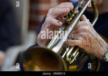 Wilkes Barre, Usa. 29. Mai 2023. Bobby Baird, 93, spielt Taps im Garden Nursing Center um 3pm Uhr am Memorial Day für Taps Across America, A National Moment of Remembrance. Baird nimmt seit Beginn der Veranstaltung im Jahr 2000 an der jährlichen Veranstaltung Teil. Bobby Baird war das jüngste Mitglied der US Navy Band, während er von 1948 bis 52 spielte. Als er gefragt wurde, wie oft er Taps gespielt hat, sagte er: „Zu oft möchte ich mich erinnern“. Kredit: SOPA Images Limited/Alamy Live News Stockfoto