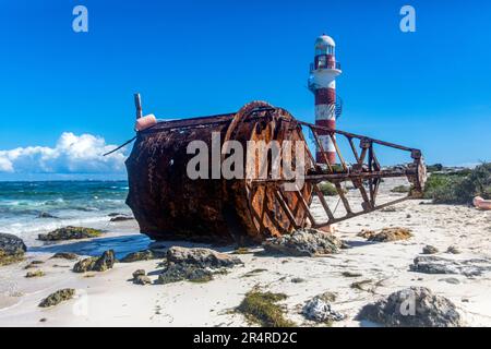 Meeresboje und Leuchtturm von Tip Cancun an einem paradiesischen türkisfarbenen Strand mit blauem Himmel. Marine Wachturm an der Riviera Maya ein idealer Urlaub. Stockfoto