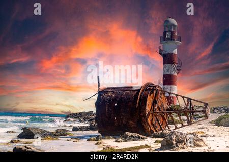 Seebonne und Leuchtturm von Tip Cancun an einem paradisiakalen türkisfarbenen Strand mit einem wunderschönen Himmel bei Sonnenauf- oder -Untergang. Marinewachturm in der Mayan Stockfoto