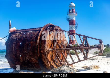 Point Cancun maritime Boje und Leuchtturm an einem paradiesischen türkisfarbenen Strand mit blauem Himmel und karibischer Sonne. Marine Wachturm in der Maya. Stockfoto
