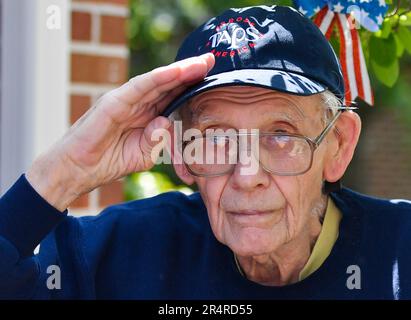 Wilkes Barre, Usa. 29. Mai 2023. Bobby Baird, 93, salutiert nach dem Taps im Garden Nursing Center um 3pm Uhr am Memorial Day für Taps Across America, A National Moment of Remembrance. Baird nimmt seit Beginn der Veranstaltung im Jahr 2000 an der jährlichen Veranstaltung Teil. Bobby Baird war das jüngste Mitglied der US Navy Band, während er von 1948 bis 52 spielte. Als er gefragt wurde, wie oft er Taps gespielt hat, sagte er: „Zu oft möchte ich mich erinnern“. (Foto: Aimee Dilger/SOPA Images/Sipa USA) Guthaben: SIPA USA/Alamy Live News Stockfoto