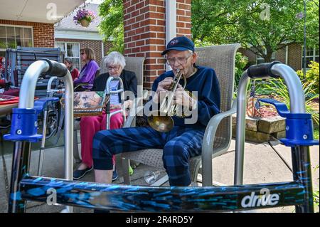 Wilkes Barre, Usa. 29. Mai 2023. Bobby Baird, 93, spielt Taps im Garden Nursing Center um 3pm Uhr am Memorial Day für Taps Across America, A National Moment of Remembrance. Baird nimmt seit Beginn der Veranstaltung im Jahr 2000 an der jährlichen Veranstaltung Teil. Bobby Baird war das jüngste Mitglied der US Navy Band, während er von 1948 bis 52 spielte. Als er gefragt wurde, wie oft er Taps gespielt hat, sagte er: „Zu oft möchte ich mich erinnern“. (Foto: Aimee Dilger/SOPA Images/Sipa USA) Guthaben: SIPA USA/Alamy Live News Stockfoto