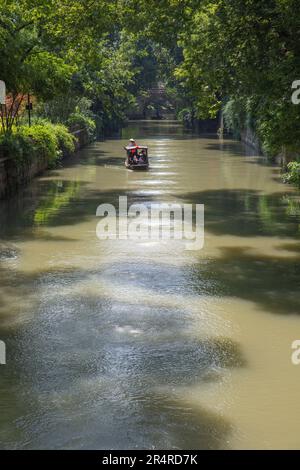 Chinesisches Boot auf dem Kanal Suzhou Stockfoto