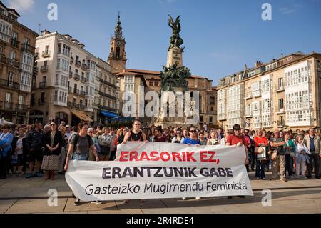 Frauen versammeln sich an der Plaza de la Virgen Blanca, während sie während des Protests ein Banner halten. Maialen, eine 32-jährige Frau aus Vitoria, die mit Zwillingen schwanger war, wurde am Sonntag, den 28. Mai, in einem zentralen Apartmenthotel in der Hauptstadt Alava mit Anzeichen von Gewalt tot aufgefunden. Die Frau wurde in Anwesenheit ihrer 3-jährigen Tochter ermordet, die die Agenten in diesem Raum fanden, als sie die Leiche fanden. Der Mann, der des Mordes an seinem Ex-Partner beschuldigt wurde, floh in einem Taxi aus Vitoria, als er das Verbrechen beging, das von der Guardia Civil in der Provinz ZAR aufgespürt und verhaftet wurde Stockfoto