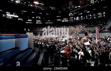 NEW YORK, NEW YORK - 16. JULI 1992Governor von Arkansas Bill Clinton hält seine Annahmerede für die Präsidentschaftsnominierung vor den Delegierten der Democratic National Convention vom Podium in Madison Square Garden Credit: Mark Reinstein / MediaPunch Stockfoto