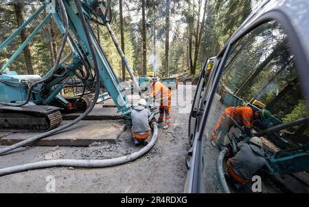 PRODUKTION – 21. April 2023, Sachsen, Breitenbrunn: Im Wald bei Tellerhäuser wird an Tiefbohrungen zur Erkundung eines Zinnlagers gearbeitet. Das Freiberger Unternehmen Saxore plant die Eröffnung einer neuen Zinnmine im Erzgebirge bei Rittersgrün. Die erste Tonne Zinn soll 2026 gewonnen werden. Es ist seit langem bekannt, dass Zinn viele hundert Meter unter der Erdoberfläche in der Nähe von Tellerhäuser gelagert wird. Die gestiegenen Rohstoffpreise, der Bedarf an Materialien für Elektroautos, Solarzellen und Energiespeichersysteme und der Wunsch nach größerer Unabhängigkeit bei der Rohstoffversorgung machen aus Stockfoto