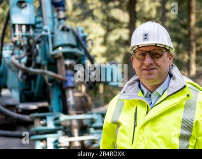 PRODUKTION - 21. April 2023, Sachsen, Breitenbrunn: Thomas Bünger, Leiter des Freiberger-Unternehmens Sachsen, steht am Bohrungsort, um ein Zinnlager im Wald bei Tellerhäuser zu erforschen. Das Freiberger Unternehmen Saxore plant die Eröffnung einer neuen Zinnmine im Erzgebirge bei Rittersgrün. Die erste Tonne Zinn soll 2026 abgebaut werden. Es ist seit langem bekannt, dass Zinn viele hundert Meter unter der Erdoberfläche in der Nähe von Tellerhäuser gelagert wird. Steigende Rohstoffpreise, Materialbedarf für Elektroautos, Solarzellen und Energiespeichersysteme und der Wunsch nach greate Stockfoto