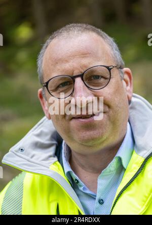 PRODUKTION - 21. April 2023, Sachsen, Breitenbrunn: Thomas Bünger, Leiter des Freiberger-Unternehmens Sachsen, steht am Bohrungsort, um ein Zinnlager im Wald bei Tellerhäuser zu erforschen. Das Freiberger Unternehmen Saxore plant die Eröffnung einer neuen Zinnmine im Erzgebirge bei Rittersgrün. Die erste Tonne Zinn soll 2026 abgebaut werden. Es ist seit langem bekannt, dass Zinn viele hundert Meter unter der Erdoberfläche in der Nähe von Tellerhäuser gelagert wird. Steigende Rohstoffpreise, Materialbedarf für Elektroautos, Solarzellen und Energiespeichersysteme und der Wunsch nach greate Stockfoto