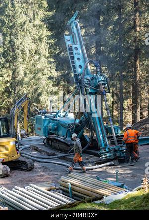 PRODUKTION – 21. April 2023, Sachsen, Breitenbrunn: Im Wald bei Tellerhäuser wird an Tiefbohrungen zur Erkundung eines Zinnlagers gearbeitet. Das Freiberger Unternehmen Saxore plant die Eröffnung einer neuen Zinnmine im Erzgebirge bei Rittersgrün. Die erste Tonne Zinn soll 2026 gewonnen werden. Es ist seit langem bekannt, dass Zinn viele hundert Meter unter der Erdoberfläche in der Nähe von Tellerhäuser gelagert wird. Die gestiegenen Rohstoffpreise, der Bedarf an Materialien für Elektroautos, Solarzellen und Energiespeichersysteme und der Wunsch nach größerer Unabhängigkeit bei der Rohstoffversorgung machen aus Stockfoto