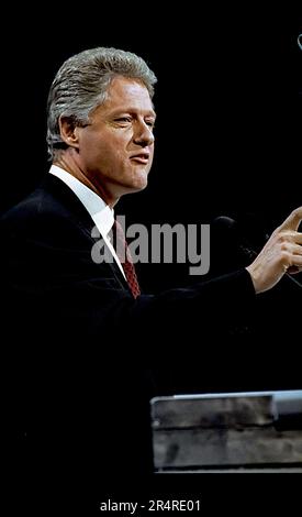 NEW YORK, NEW YORK - 16. JULI 1992Governor von Arkansas Bill Clinton hält seine Annahmerede für die Präsidentschaftsnominierung vor den Delegierten der Democratic National Convention vom Podium in Madison Square Garden Credit: Mark Reinstein / MediaPunch Stockfoto