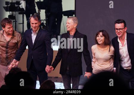 Michael C. Hall, Regisseur Ivo van Hove, David Bowie, Cristin Milioti, Dramatiker Enda Walsh während des Vorhangs nach der Eröffnungsnacht-Aufführung von „Lazarus“ im New York Theatre Workshop in New York City am 7. Dezember 2015. Das war David Bowies letzter öffentlicher Auftritt. Bowie starb am 10. Januar 2016. Foto: Henry McGee/MediaPunch Stockfoto