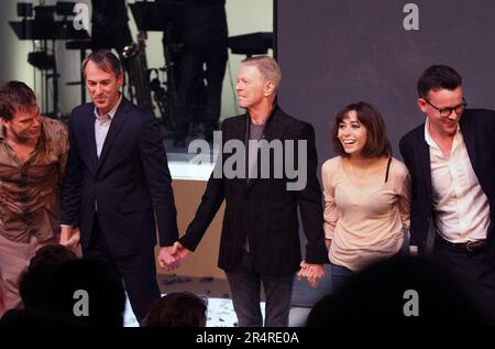 Michael C. Hall, Regisseur Ivo van Hove, David Bowie, Cristin Milioti, Dramatiker Enda Walsh während des Vorhangs nach der Eröffnungsnacht-Aufführung von „Lazarus“ im New York Theatre Workshop in New York City am 7. Dezember 2015. Das war David Bowies letzter öffentlicher Auftritt. Bowie starb am 10. Januar 2016. Foto: Henry McGee/MediaPunch Stockfoto