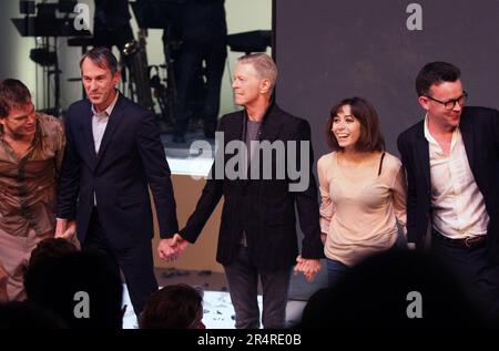 Michael C. Hall, Regisseur Ivo van Hove, David Bowie, Cristin Milioti, Dramatiker Enda Walsh während des Vorhangs nach der Eröffnungsnacht-Aufführung von „Lazarus“ im New York Theatre Workshop in New York City am 7. Dezember 2015. Das war David Bowies letzter öffentlicher Auftritt. Bowie starb am 10. Januar 2016. Foto: Henry McGee/MediaPunch Stockfoto