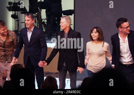 Michael C. Hall, Regisseur Ivo van Hove, David Bowie, Cristin Milioti, Dramatiker Enda Walsh während des Vorhangs nach der Eröffnungsnacht-Aufführung von „Lazarus“ im New York Theatre Workshop in New York City am 7. Dezember 2015. Das war David Bowies letzter öffentlicher Auftritt. Bowie starb am 10. Januar 2016. Foto: Henry McGee/MediaPunch Stockfoto