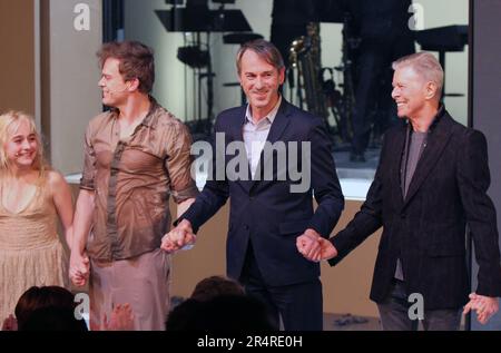 Sophia Anne Caruso, Michael C. Hall, Regisseur Ivo van Hove und David Bowie während des Vorhangs nach der Eröffnungsnacht-Aufführung von „Lazarus“ im New York Theatre Workshop in New York City am 7. Dezember 2015. Das war David Bowies letzter öffentlicher Auftritt. Bowie starb am 10. Januar 2016. Foto: Henry McGee/MediaPunch Stockfoto