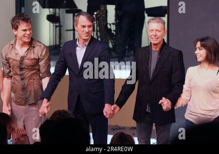 Michael C. Hall, Direktor Ivo van Hove, David Bowie und Cristin Milioti während des Vorhangs nach der Eröffnungsnacht-Aufführung von „Lazarus“ im New York Theatre Workshop in New York City am 7. Dezember 2015. Das war David Bowies letzter öffentlicher Auftritt. Bowie starb am 10. Januar 2016. Foto: Henry McGee/MediaPunch Stockfoto