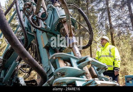 PRODUKTION - 21. April 2023, Sachsen, Breitenbrunn: Thomas Bünger, Leiter des Freiberger-Unternehmens Sachsen, steht am Bohrungsort, um ein Zinnlager im Wald bei Tellerhäuser zu erforschen. Das Freiberger Unternehmen Saxore plant die Eröffnung einer neuen Zinnmine im Erzgebirge bei Rittersgrün. Die erste Tonne Zinn soll 2026 abgebaut werden. Es ist seit langem bekannt, dass Zinn viele hundert Meter unter der Erdoberfläche in der Nähe von Tellerhäuser gelagert wird. Steigende Rohstoffpreise, Materialbedarf für Elektroautos, Solarzellen und Energiespeichersysteme und der Wunsch nach greate Stockfoto