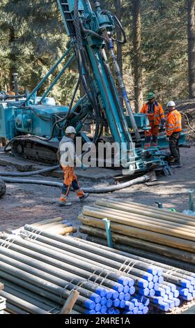 PRODUKTION – 21. April 2023, Sachsen, Breitenbrunn: Im Wald bei Tellerhäuser wird an Tiefbohrungen zur Erkundung eines Zinnlagers gearbeitet. Das Freiberger Unternehmen Saxore plant die Eröffnung einer neuen Zinnmine im Erzgebirge bei Rittersgrün. Die erste Tonne Zinn soll 2026 gewonnen werden. Es ist seit langem bekannt, dass Zinn viele hundert Meter unter der Erdoberfläche in der Nähe von Tellerhäuser gelagert wird. Die gestiegenen Rohstoffpreise, der Bedarf an Materialien für Elektroautos, Solarzellen und Energiespeichersysteme und der Wunsch nach größerer Unabhängigkeit bei der Rohstoffversorgung machen aus Stockfoto