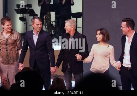 Michael C. Hall, Regisseur Ivo van Hove, David Bowie, Cristin Milioti, Dramatiker Enda Walsh während des Vorhangs nach der Eröffnungsnacht-Aufführung von „Lazarus“ im New York Theatre Workshop in New York City am 7. Dezember 2015. Das war David Bowies letzter öffentlicher Auftritt. Bowie starb am 10. Januar 2016. Foto: Henry McGee/MediaPunch Stockfoto