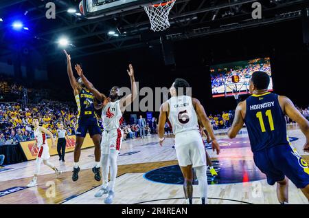 Edmonton, Kanada. 28. Mai 2023. Edmontons Elijah Miller wird von Calgarys (11) Nick Horsnby während der Eröffnungssaison der Edmonton Stingers 2023 gegen den Calgary Surge verseucht. Calgary Surge 82 -81 Edmonton Stingers (Foto: Ron Palmer/SOPA Images/Sipa USA) Kredit: SIPA USA/Alamy Live News Stockfoto