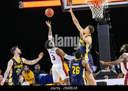 Edmonton, Kanada. 28. Mai 2023. Calgary's (3) Stefan Smith schießt über Edmontons (14) Brody Clarke während des Edmonton Stingers 2023 CEBL Season Opener gegen den Calgary Surge. Calgary Surge 82 -81 Edmonton Stingers (Foto: Ron Palmer/SOPA Images/Sipa USA) Kredit: SIPA USA/Alamy Live News Stockfoto