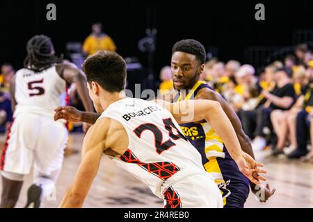 Edmonton, Kanada. 28. Mai 2023. Calgary's (24) Mason Bourcier kämpft gegen Edmontons (12) Elijah Miller während der Eröffnungssaison der Edmonton Stingers 2023 gegen den Calgary Surge. Calgary Surge 82 -81 Edmonton Stingers (Foto: Ron Palmer/SOPA Images/Sipa USA) Kredit: SIPA USA/Alamy Live News Stockfoto