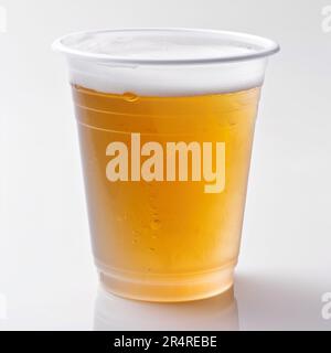 Bier im Einweg-Plastikbecher Stockfoto