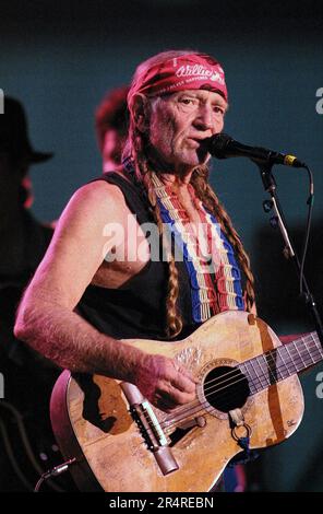 Willie Nelson, 68, tritt mit seiner berühmten Martin N-20 Gitarre „Trigger“ während eines Konzerts der Kentucky State Fair im Cardinal Stadium am Dienstag, den 21. August 2001 in Louisville, Jefferson County, KY, auf. USA. Der multitalentierte Sänger, Songwriter, Instrumentalist, Schauspieler und politische Aktivist war ein Pionier der ikonoklastischen Bewegung „Outlaw Country“, ein Subgenre der Country-Musik, die sich Ende der 1960er Jahre als Alternative zum konservativeren „Nashville Sound“ entwickelte, der die Branche damals dominierte. (APEX MediaWire Foto von Billy Suratt) Stockfoto