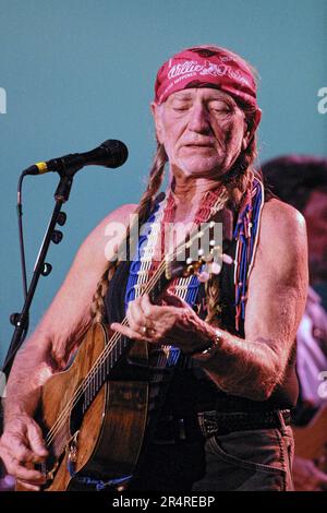 Willie Nelson, 68, tritt mit seiner berühmten Martin N-20 Gitarre „Trigger“ während eines Konzerts der Kentucky State Fair im Cardinal Stadium am Dienstag, den 21. August 2001 in Louisville, Jefferson County, KY, auf. USA. Der multitalentierte Sänger, Songwriter, Instrumentalist, Schauspieler und politische Aktivist war ein Pionier der ikonoklastischen Bewegung „Outlaw Country“, ein Subgenre der Country-Musik, die sich Ende der 1960er Jahre als Alternative zum konservativeren „Nashville Sound“ entwickelte, der die Branche damals dominierte. (APEX MediaWire Foto von Billy Suratt) Stockfoto