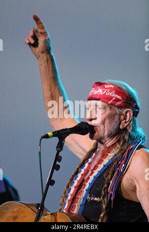 Willie Nelson, 68, tritt mit seiner berühmten Martin N-20 Gitarre „Trigger“ während eines Konzerts der Kentucky State Fair im Cardinal Stadium am Dienstag, den 21. August 2001 in Louisville, Jefferson County, KY, auf. USA. Der multitalentierte Sänger, Songwriter, Instrumentalist, Schauspieler und politische Aktivist war ein Pionier der ikonoklastischen Bewegung „Outlaw Country“, ein Subgenre der Country-Musik, die sich Ende der 1960er Jahre als Alternative zum konservativeren „Nashville Sound“ entwickelte, der die Branche damals dominierte. (APEX MediaWire Foto von Billy Suratt) Stockfoto