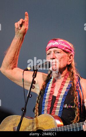 Willie Nelson, 68, tritt mit seiner berühmten Martin N-20 Gitarre „Trigger“ während eines Konzerts der Kentucky State Fair im Cardinal Stadium am Dienstag, den 21. August 2001 in Louisville, Jefferson County, KY, auf. USA. Der multitalentierte Sänger, Songwriter, Instrumentalist, Schauspieler und politische Aktivist war ein Pionier der ikonoklastischen Bewegung „Outlaw Country“, ein Subgenre der Country-Musik, die sich Ende der 1960er Jahre als Alternative zum konservativeren „Nashville Sound“ entwickelte, der die Branche damals dominierte. (APEX MediaWire Foto von Billy Suratt) Stockfoto